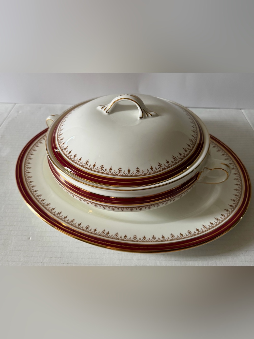 Set Aynsley China Durham Maroon Pattern lidded tureen dish serving plate England